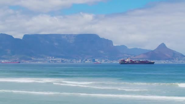 Gyönyörű tiszta nap keres asztal hegyi és anyaváros óceán hullámok összeomlik felett sziklás partvonal. — Stock videók