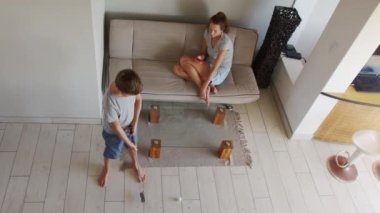 Kendi kendini izole eden aile hayatı. Kendini izole eden oğlu olan üst düzey bir anne. Oğul Golf Eğitimi. Oturma odasında golf topuyla yalınayak sallan..