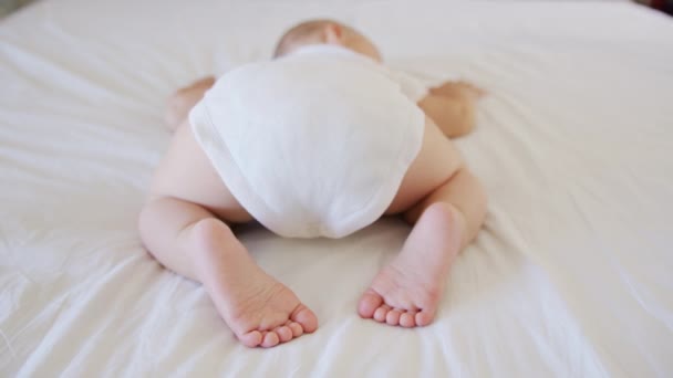 Söt baby sover sött på magen. — Stockvideo