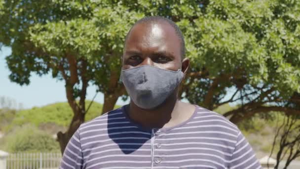 Porträtt av svart man mycket glad, leende. En afrikansk amerikansk student ler uppriktigt. Killen bär t-shirt.. — Stockvideo