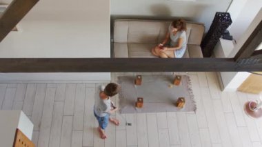 Kendi kendini izole eden aile hayatı. Kendini izole eden oğlu olan üst düzey bir anne. Oğul Golf Eğitimi. Oturma odasında golf topuyla yalınayak sallan..