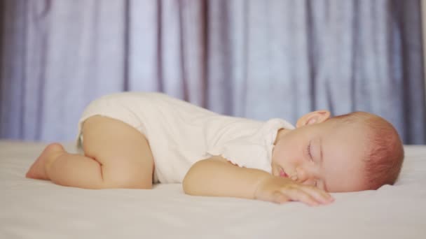 かわいい赤ちゃんは胃の上で甘い眠り. — ストック動画