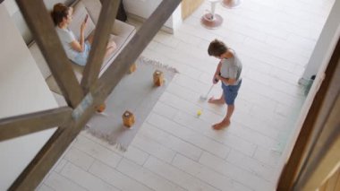 Çocuk karantina sırasında evde. Coronavirus salgını yüzünden evde. Dairesinde hala hayat var..