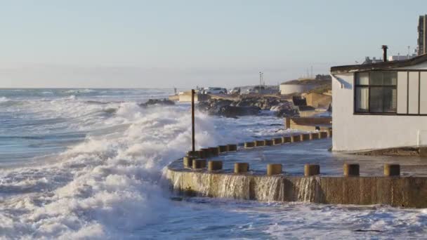 Onda oceânica inunda a tempestade uma casa na costa. Problema do aquecimento global, — Vídeo de Stock