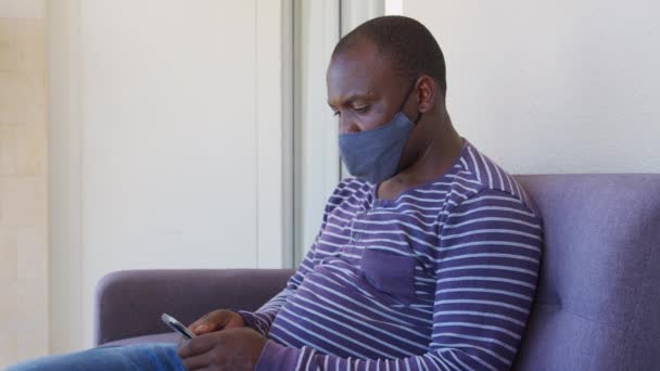 Detailní záběr Afričan psaní na mobilním telefonu vnitřní černý podnikatel čtení zprávy na smartphone v kanceláři. — Stock video