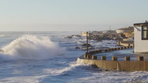 Az óceán hullámai elárasztják a vihart egy házzal a parton. Globális felmelegedési probléma, — Stock videók