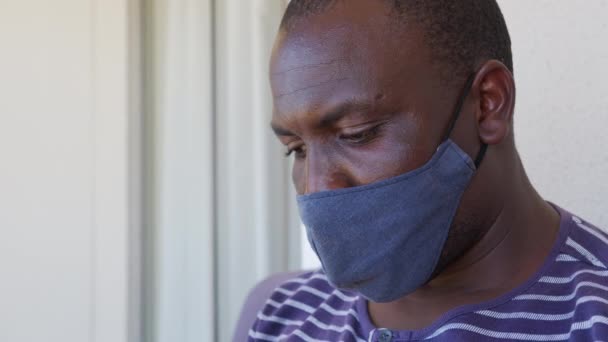 Närbild av afrikanska mannen skriva på mobiltelefon inomhus svart affärsman läsa meddelande på smartphone på kontoret. — Stockvideo