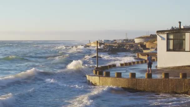 Oceánská vlna se vlévá do bouře jako dům na břehu. Problém globálního oteplování, — Stock video