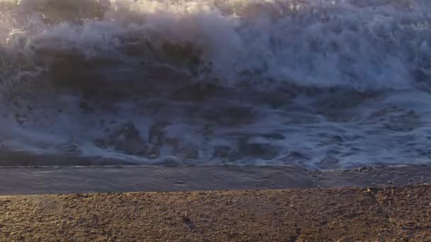 Extreme Wave crushing coast , Large Ocean Beautiful Wave, Awesome power of waves breaking over coast. — Vídeo de stock