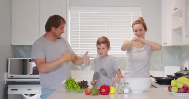 Engraçado família feliz e crianças bonitos se divertindo dançando na cozinha juntos, pai mãe ativa apreciando dança funky com filho. — Vídeo de Stock