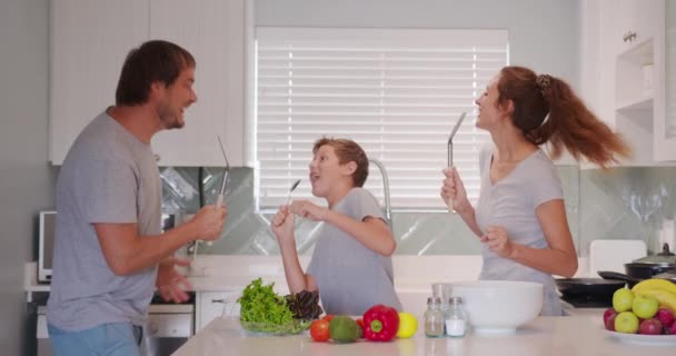 Komik mutlu aile ve tatlı çocuklar mutfakta dans ederken, aktif anne baba oğluyla dans ederken eğleniyor.. — Stok video