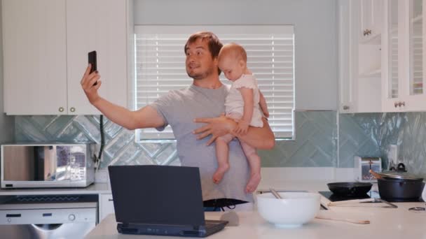 Szczęśliwy ojciec i dziecko posiadające wideo czat za pomocą smartfona ojciec gospodarstwa maluch korzystających z technologii mobilnej dzielenia się stylem życia. — Wideo stockowe