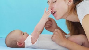 Mutlu anne ve bebeği, çocuğunu öpüyor. Yatakta birlikte dinleniyoruz. Annelik konsepti. Ebeveynlik. Annelik Güzel Mutlu Aile.