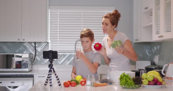 Food blogger kobieta i chłopiec mówi o zdrowej żywności do kamery, vlog żywności. — Wideo stockowe