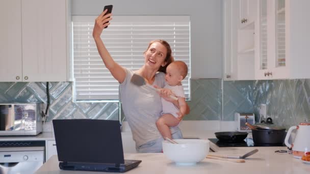 Mãe feliz e bebê tendo bate-papo por vídeo usando smartphone mãe segurando criança desfrutando de tecnologia móvel compartilhando estilo de vida da maternidade. — Vídeo de Stock
