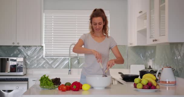 Linda mujer cocinando en la cocina. Primer plano de ama de casa preparando la cena en casa. — Vídeo de stock
