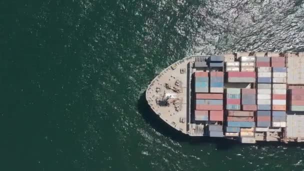 Luchtfoto 's. Groot containerschip aan zee. — Stockvideo