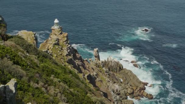 Cape Town, umut burnundaki deniz feneri. Umut Burnu, Hint ve Atlantik Okyanuslarının birleştiği yer.. — Stok video