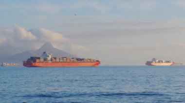 Capetown 'da. Güzel, açık bir gün. Masa dağına bakıyorum. Okyanus dalgaları kayalık kıyı şeridine çarpıyor..