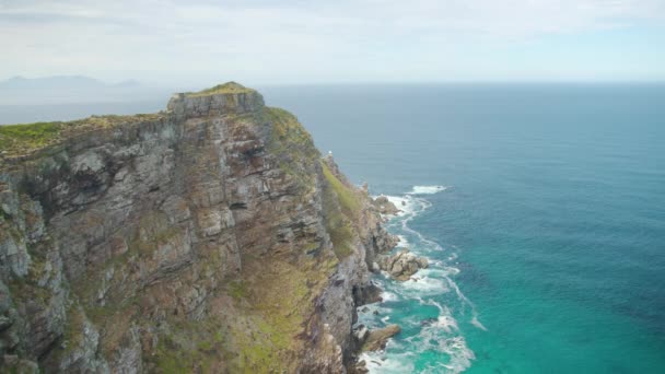 Spiaggia, scogliera di pietra e in una giornata soleggiata e ventosa nella Riserva Naturale del Capo di Buona Speranza, Cape Point, Città del Capo, Sud Africa. — Video Stock