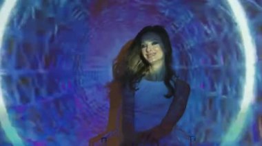 Arkaplan sanatındaki kadın dijital performans, dans deneysel. Yeni bir sanat türü, üretken grafikler. Etkileşimli video kurulumu. Yüksek teknolojiler.