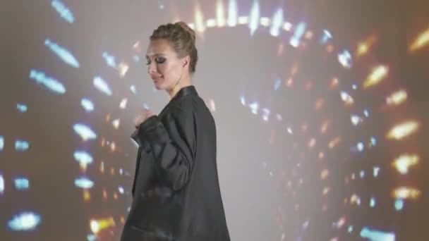 Модель женщина в неоновом свете, красивая девушка-модель, Арт-дизайн танцовщицы диско, танцующей в ультрафиолетовом свете, замедленная съемка. — стоковое видео