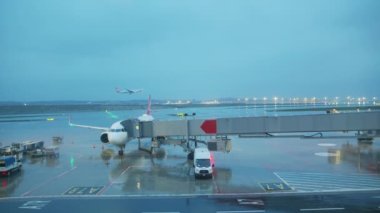 İşaretsiz Uluslararası Havaalanı Gecesi. San Francisco yakınlarındaki Ticari Jet uçaklarından Moving Lights..