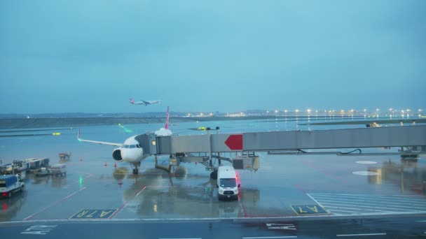 Generic Unmarked International Airport Airfield Night with Moving Lights from Commercial Jet Airliners near San Francisco California Stany Zjednoczone Ameryki. — Wideo stockowe