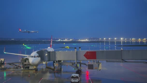 一般的なマークなし国際空港の飛行場の夜サンフランシスコ近くの商業用ジェット旅客機からの移動光米国. — ストック動画