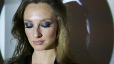 Arkaplan sanatındaki kadın dijital performans, dans deneysel. Yeni bir sanat türü, üretken grafikler. Etkileşimli video kurulumu. Yüksek teknolojiler.