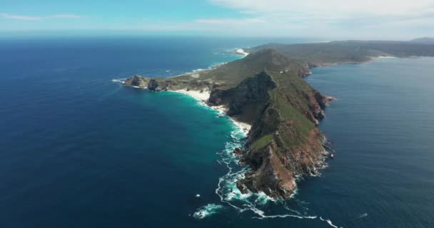 Letecký snímek mysu Dobré naděje a mysu Point, kde se setkávají Indické, Jižní a Atlantické oceány. — Stock video