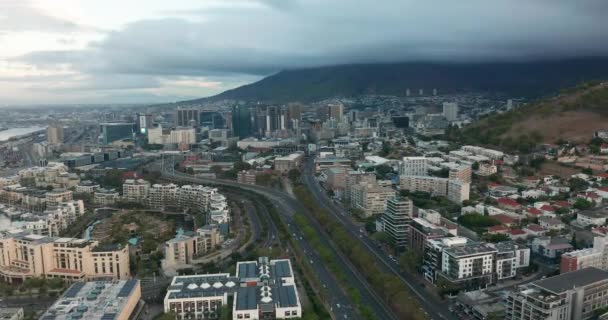 Arka planda Masa Dağı 'nın olduğu muhteşem bir günbatımında Cape Town' a doğru ilerleyen geniş bir hava görüntüsü.. — Stok video