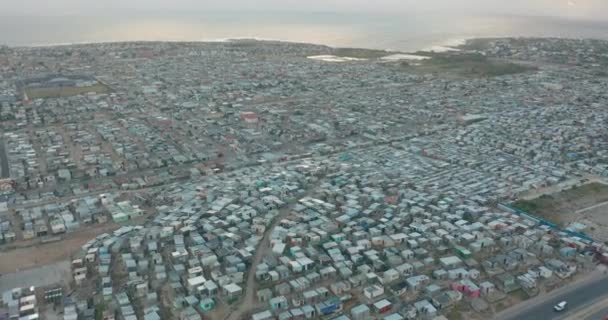 Hava görüntüsü. Gugulethu 'nun Ramshackle kasabası, yoksulluğun hüküm sürdüğü gecekondu mahallelerinden biri. GUGULETHU, Güney Afrika. — Stok video