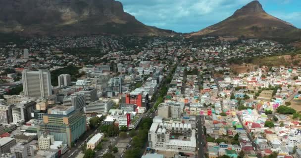 Széles légi felvétel halad előre a város Cape Town alatt látványos naplemente Table Mountain a háttérben. — Stock videók