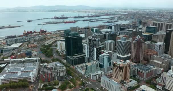 Brede opname vanuit de lucht naar de stad Kaapstad tijdens een spectaculaire zonsondergang met de Tafelberg op de achtergrond. — Stockvideo