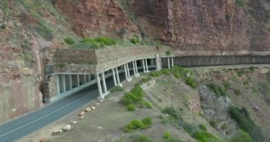 Hava görüntüsü. Chapman Tepesi Yolu, Cape Town, Güney Afrika yakınlarında. Güzel bir manzarada yol manzarası. Okyanus boyunca yol kıvrılıyor..