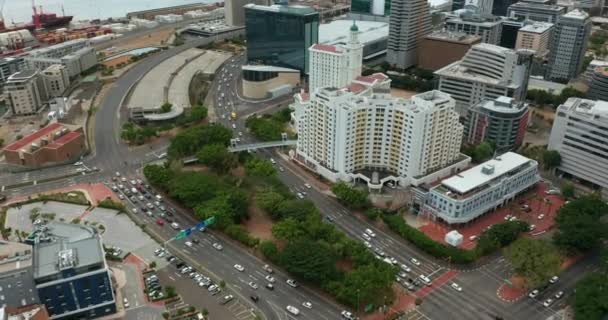 Széles légi felvétel halad előre a város Cape Town alatt látványos napfelkelte Table Mountain a háttérben. — Stock videók