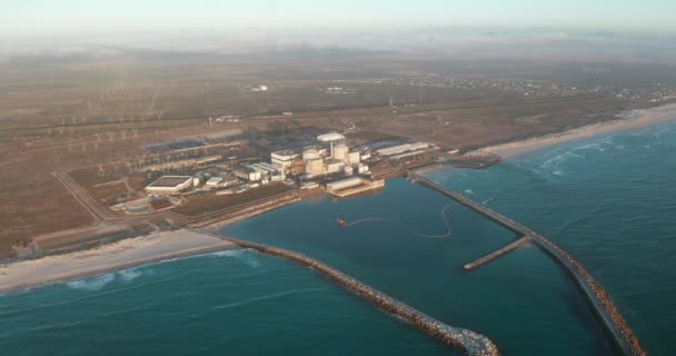 O centrală nucleară de pe coasta de coastă a Africii de Sud, Cape City, cu un ocean albastru frumos. Vedere aeriană . — Videoclip de stoc