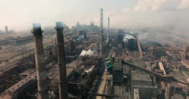 Duman emisyonlu yüksek boruların destansı havası. Bitki boruları atmosferi kirletir. Endüstriyel fabrika kirliliği, baca bacası egzoz gazı. Endüstri bölgesi, yoğun duman bulutları. İklim değişikliği, ekoloji.