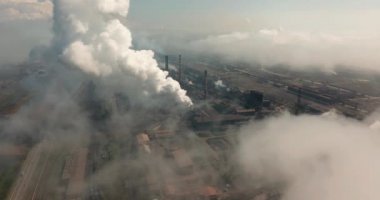 Duman emisyonlu yüksek boruların destansı havası. Bitki boruları atmosferi kirletir. Endüstriyel fabrika kirliliği, baca bacası egzoz gazı. Endüstri bölgesi, yoğun duman bulutları. İklim değişikliği, ekoloji.