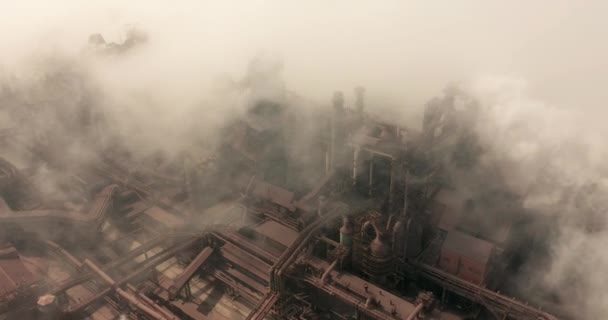 Hava görüntüsü. Endüstriyel borulardan atmosfere emisyon. İHA ile vurulan baca boruları. — Stok video