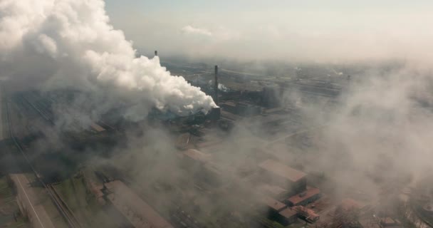 Luftaufnahme. Emission in die Atmosphäre aus industriellen Rohren. Schornsteinfeger mit Drohne beschossen. — Stockvideo