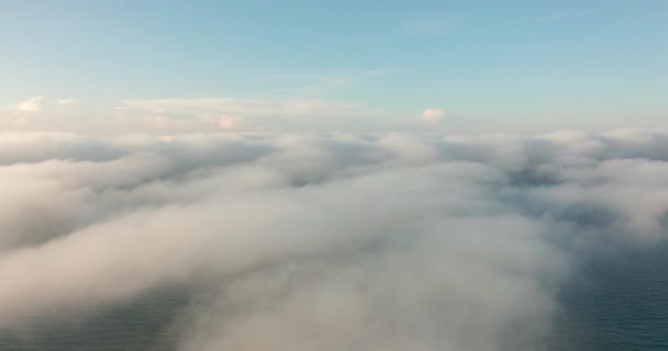 Flying through amazingly beautiful cloudscape. Picturesque timelapse of white fluffy clouds moving softly on the clear blue sky. Direct view from the cockpit. — Stock Video