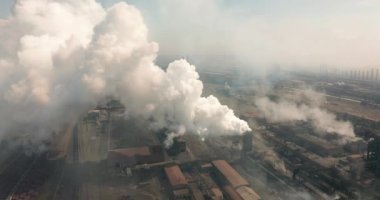 Hava görüntüsü. Endüstriyel borulardan atmosfere emisyon. İHA ile vurulan baca boruları.