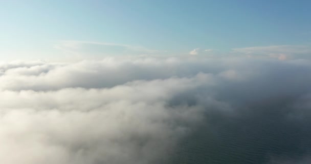Im Flug durch eine unglaublich schöne Wolkenlandschaft. Malerischer Zeitraffer weißer, flauschiger Wolken, die sich sanft am klaren blauen Himmel bewegen. Direkter Blick aus dem Cockpit.