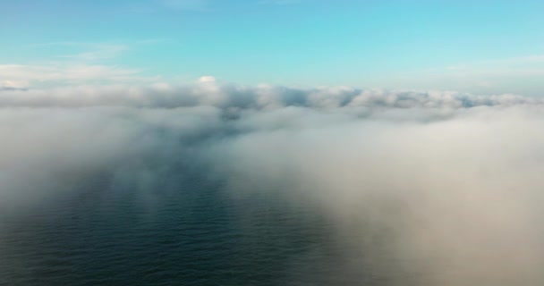 驚くほど美しい雲の中を飛んでいます。澄んだ青空を背景に、白いふわふわの雲が静かに移動する絵のように美しいタイムラプス。コックピットからのダイレクトビュー. — ストック動画