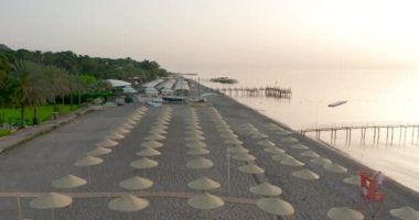 Hava görüntüsü. Türkiye 'deki COVID-19 salgını yüzünden tecrit sırasında boş plajlar. Şehirler arası seyahat kısıtlı olduğu için, turizm sektörü ağır etkilendi..