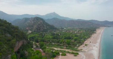 Hava görüntüsü. Türkiye 'deki COVID-19 salgını yüzünden tecrit sırasında boş plajlar. Şehirler arası seyahat kısıtlı olduğu için, turizm sektörü ağır etkilendi..