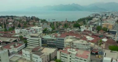 Hava görüntüsü. Büyük şehirler günlük yaşamı kısıtladıkça Türkiye 'de milyonlarca insan koronavirüs altında. Coronavirus virüsü şehrin sokaklarını boşaltıyor. Kentleşme manzarası.