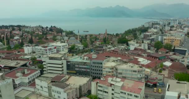 空中展望。主要都市としてのコロナウイルスのロックダウン下にトルコの何百万人もの日常生活を制限します。コロナウイルスは街を空にする。都市化の風景. — ストック動画